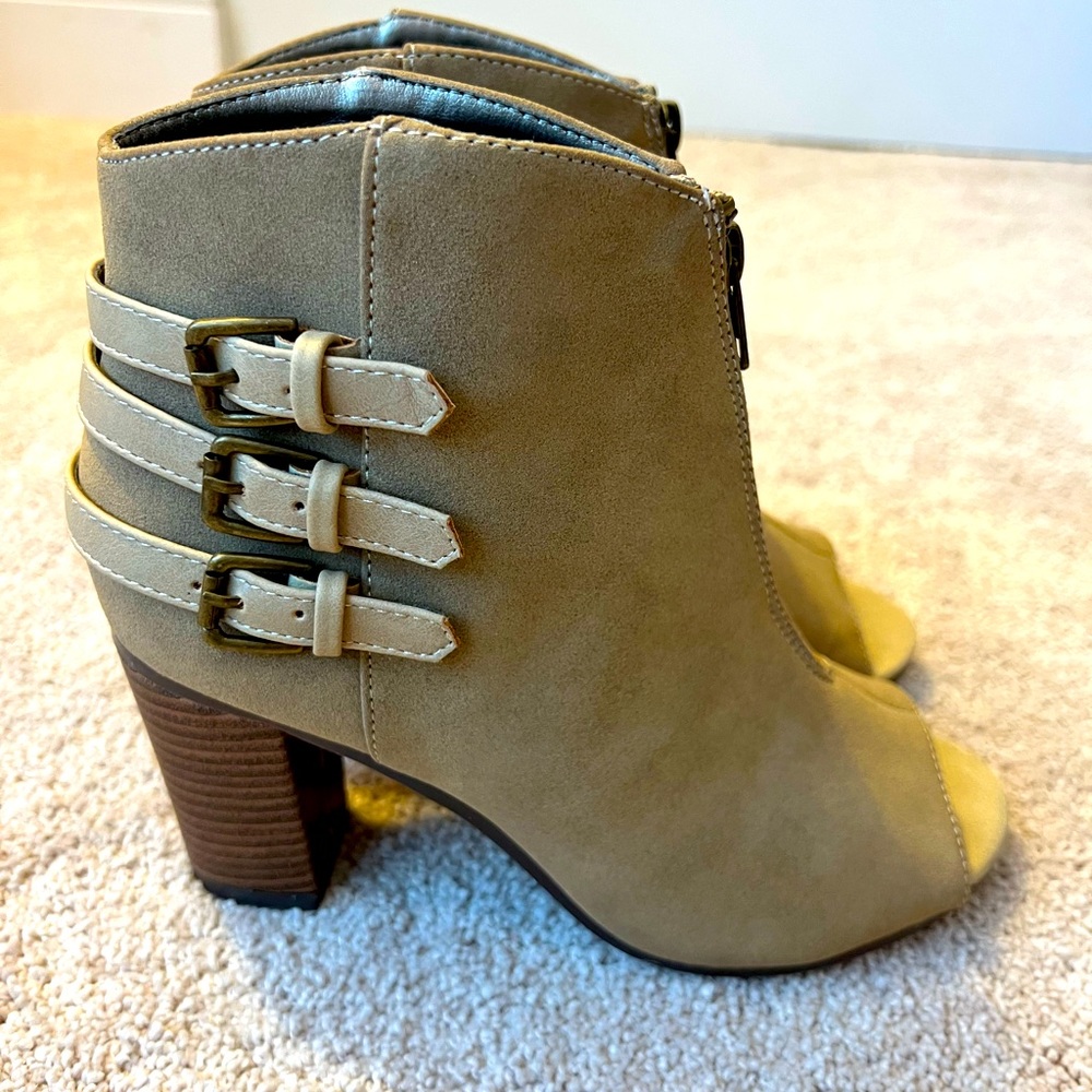 Michael Antonio peep toe heeled booties with zipper tan/brown size 7.5